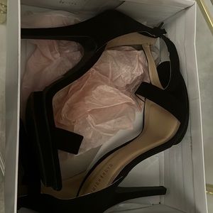 Fashion nova heels never worn